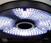 角度可変式照明Smart Ring Lightを標準装備。