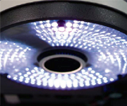 角度可変式照明Smart Ring Lightを標準装備。